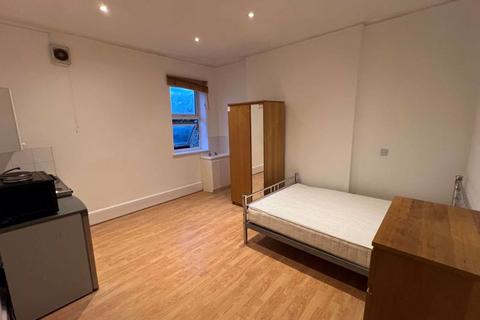 Apartment to rent, Longley Road, Tooting Broad Way, (Bedsit)