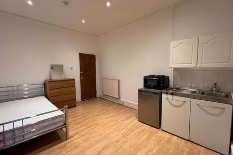 Apartment to rent, Longley Road, Tooting Broad Way, (Bedsit)