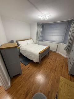undefined, Fantastic Fully Furnished large Apartment with 2 Smart Tvs and King size Bed & Offstreet Parking