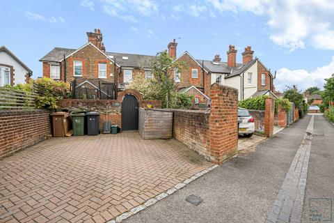 4 bedroom townhouse to rent, Stoke Fields, Guildford GU1