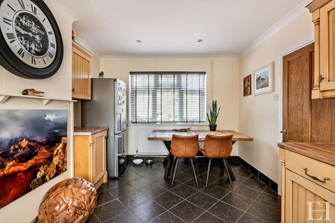 White Lodge Clacton Road, Great Holland, Frinton-on-sea, CO13 0JU