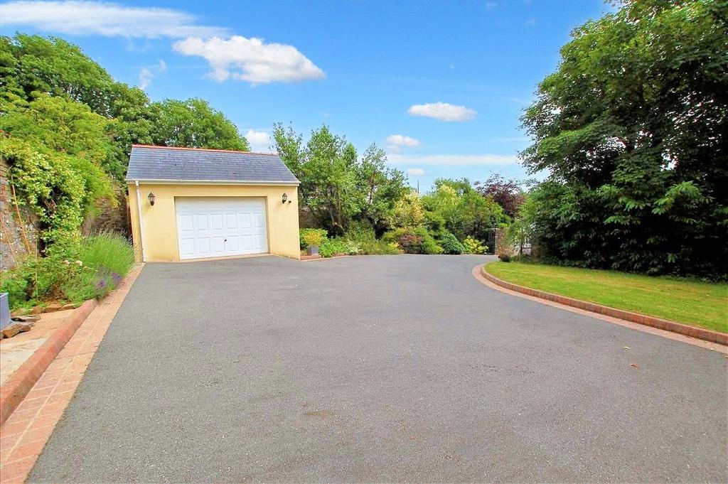 Garage &amp; Courtyard