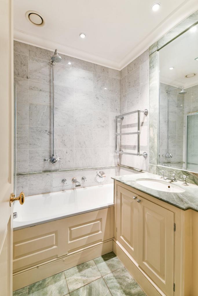 En-Suite Bathroom