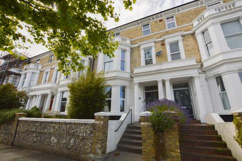 2 bedroom flat to rent, Enys Road, Upperton