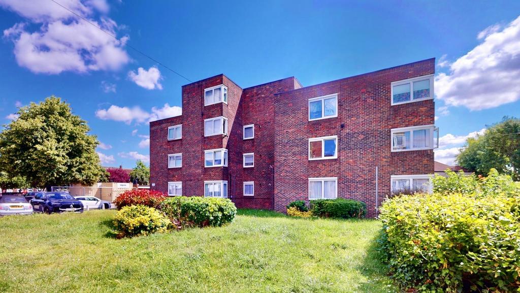 Hatfield Close, Ilford, IG6 2 bed flat to rent £1,700 pcm (£392 pw)