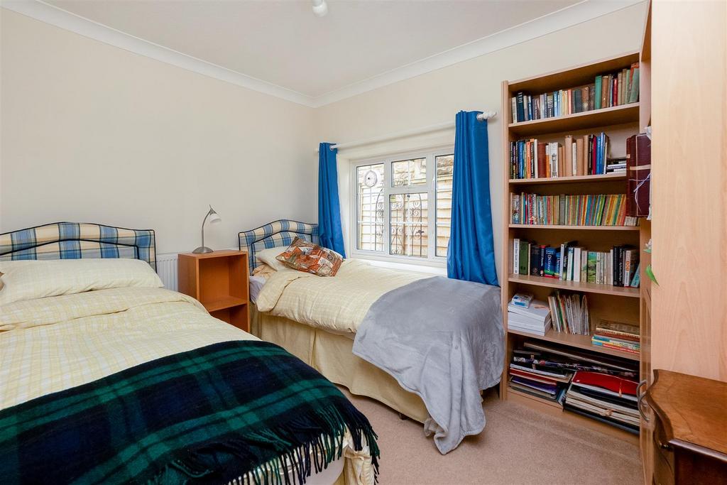 10 Cherry Orchard Close-14.jpg