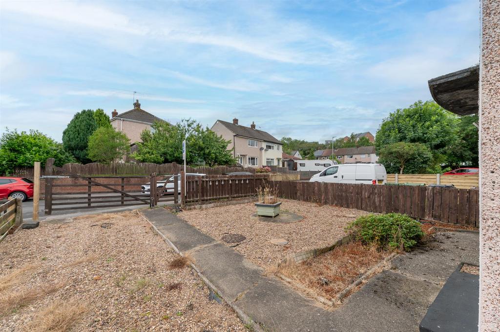 Front Garden &amp; Gravelled Drive