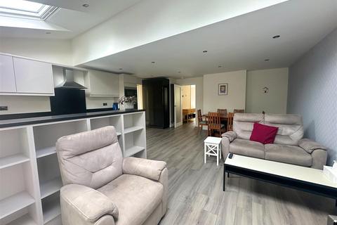 2 Bateman Drive, Sutton Coldfield, B73 5NY