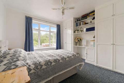 25 Ardrossan Gardens, Worcester Park, KT4 7AU