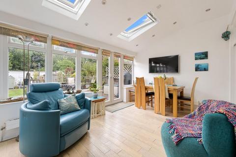 25 Ardrossan Gardens, Worcester Park, KT4 7AU