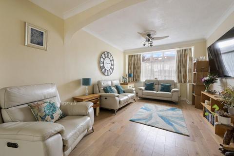 25 Ardrossan Gardens, Worcester Park, KT4 7AU