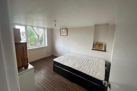 3 bedroom apartment to rent, Taunton Way, Stanmore HA7