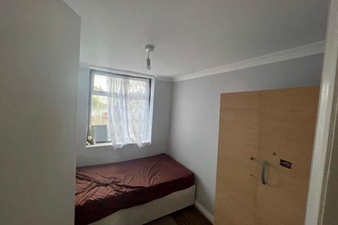 3 bedroom apartment to rent, Taunton Way, Stanmore HA7