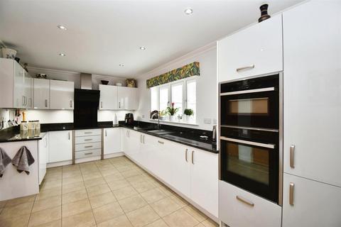 4 bedroom detached house for sale, Holly Drive, Hessle