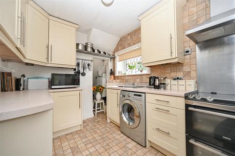 3 bedroom semi-detached house for sale, Lime Grove, Yeadon, Leeds