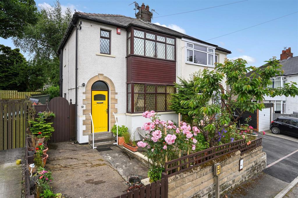 Lime Grove, Yeadon, Leeds 3 bed semidetached house for sale £265,000