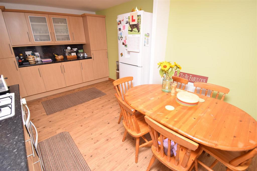 Kitchen two .jpg