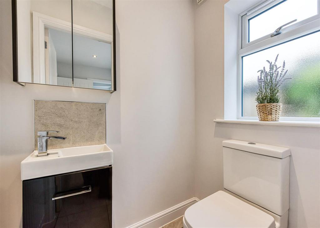 21 Redhill Avenue-Cloakroom.jpg