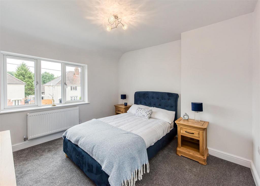 21 Redhill Avenue-Bedroom 1.jpg