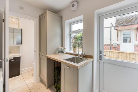 21 Redhill Avenue, Wombourne, Wolverhampton, WV5 0HF