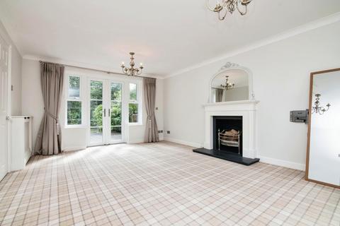 19 Whitefields Gate, Solihull, B91 3GE