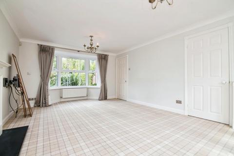 19 Whitefields Gate, Solihull, B91 3GE