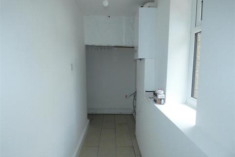 2 bedroom end of terrace house to rent, St. James Square, Halifax HX3