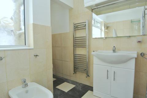 2 bedroom maisonette for sale, London Road, Ashford TW15