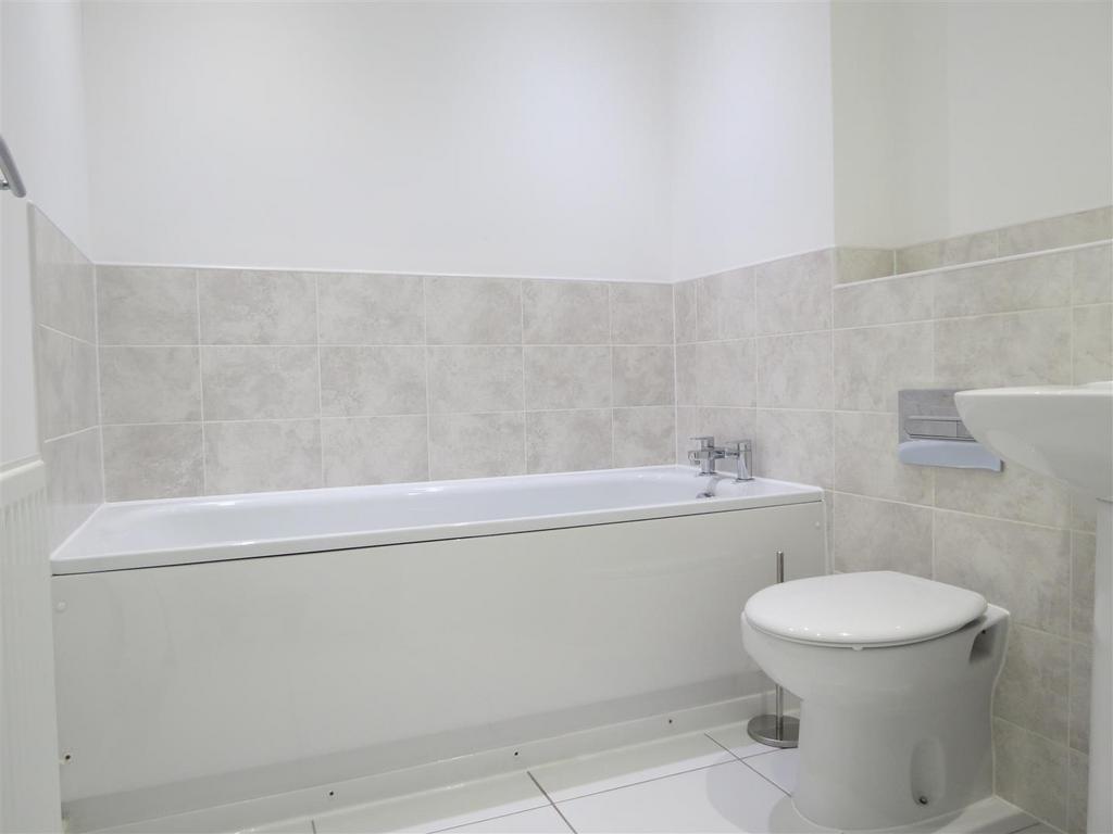 10 Griffiths Close - Bathroom.JPG