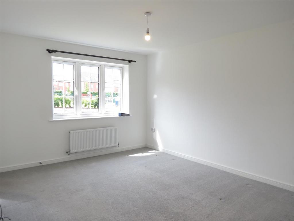 10 Griffiths Close - Lounge 1.JPG