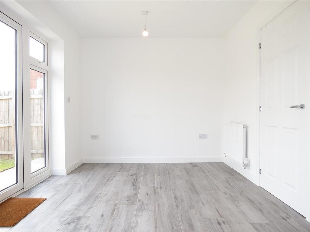 10 Griffiths Close - Dining 1.JPG