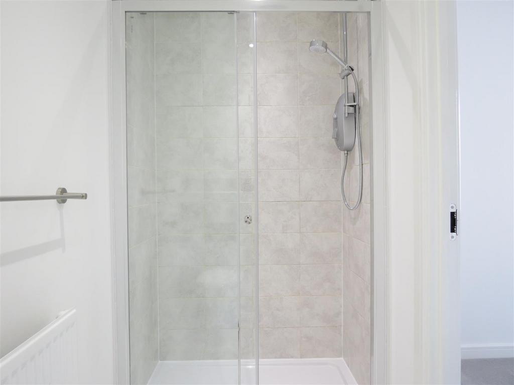 10 Griffiths Close - Ensuite 2.JPG