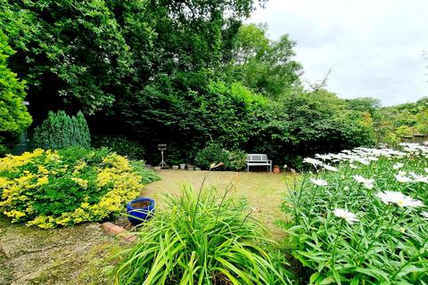 2 bedroom flat for sale, Vernon Crescent, East Barnet, EN4