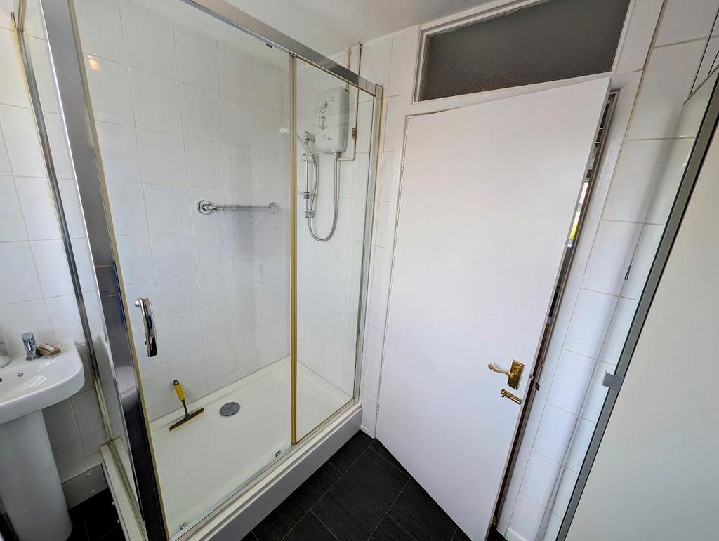 Flat 62 Prestbury bathroom 2.jpg