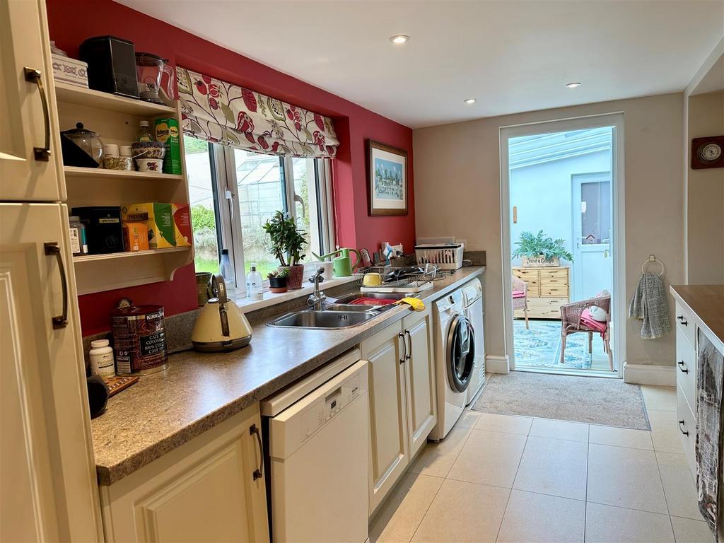 Kitchen 3.jpg
