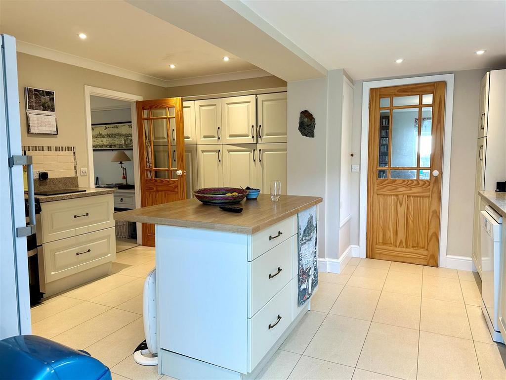 Kitchen 2.jpg