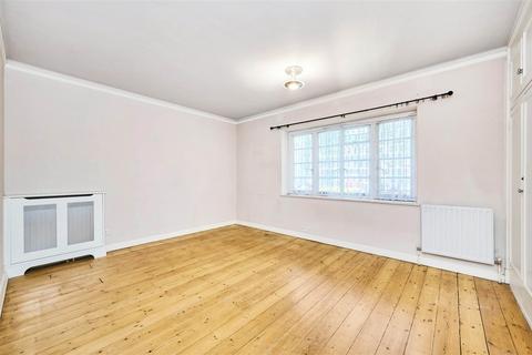 Flat, 2 Roehampton Close, London, SW15 5LU