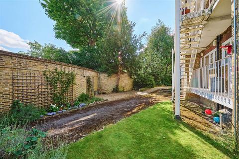 Flat, 2 Roehampton Close, London, SW15 5LU