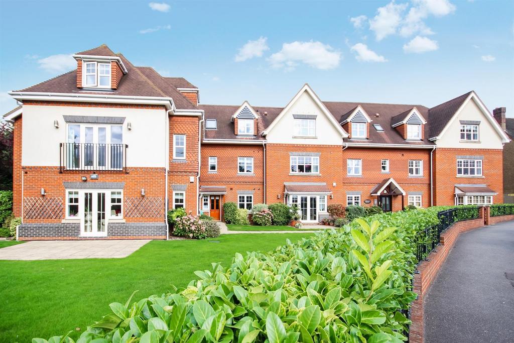 Upper Mulgrave Road, Cheam SM2 2 bed apartment to rent £1,900 pcm (£