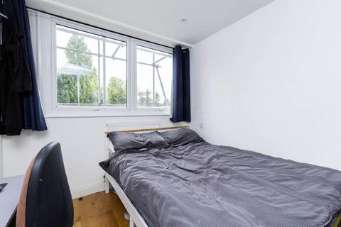 3 bedroom flat to rent, NW10