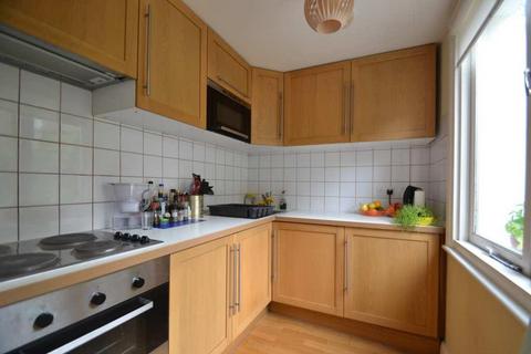 Studio to rent, Warbeck Road, Shepherds Bush, W12