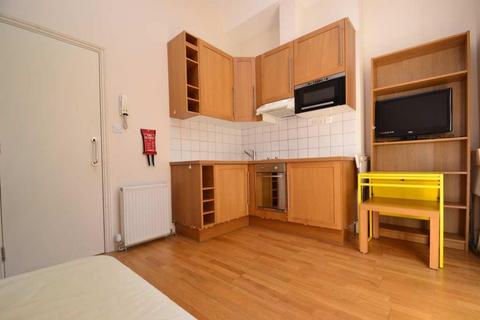 Studio to rent, Warbeck Road, Shepherds Bush, W12