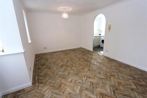 2 bedroom flat to rent, Woodland Grove, Epping