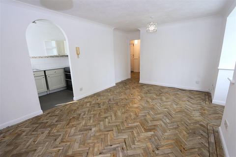 2 bedroom flat to rent, Woodland Grove, Epping