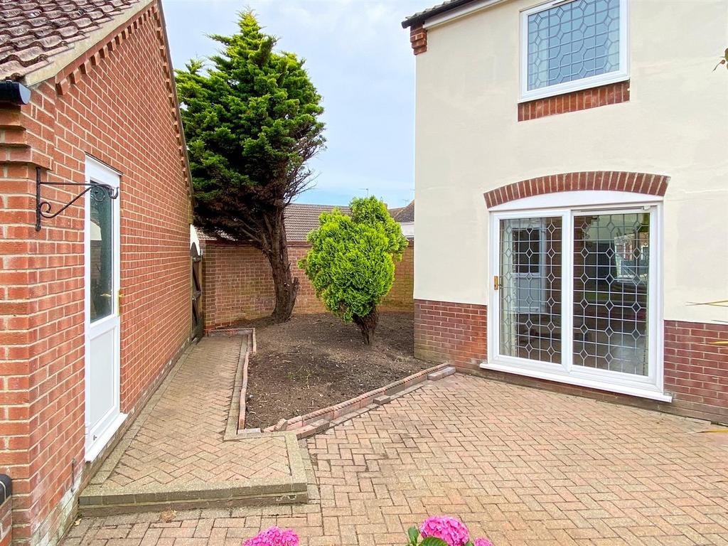 Garden between house &amp; garage.jpg
