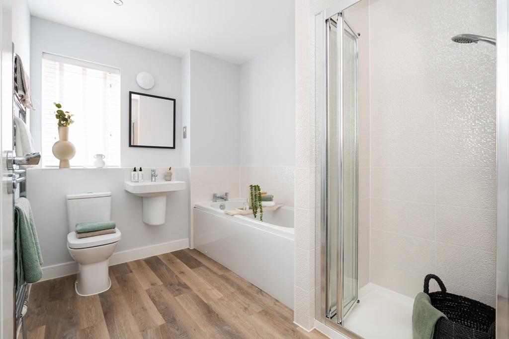 The main family bathroom, all show home...