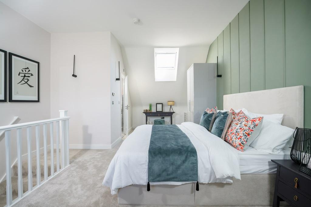 The main bedroom features an en suite bathroom