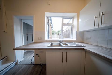 2 bedroom terraced house to rent, London Road, Grays, Essex