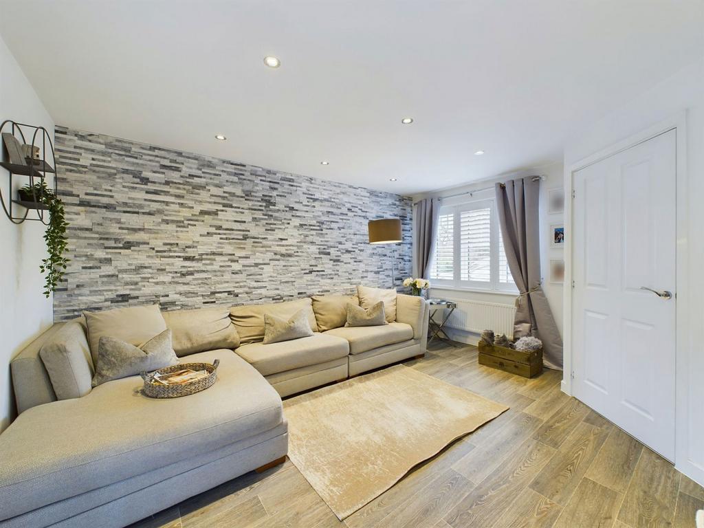Teasel Drive, Worthing, BN13 3 bed semidetached house for sale £350,000