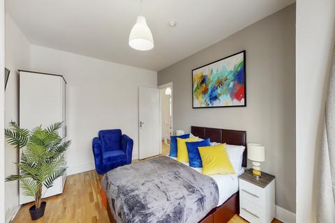 1 bedroom in a house share to rent, Highview Road, London W13